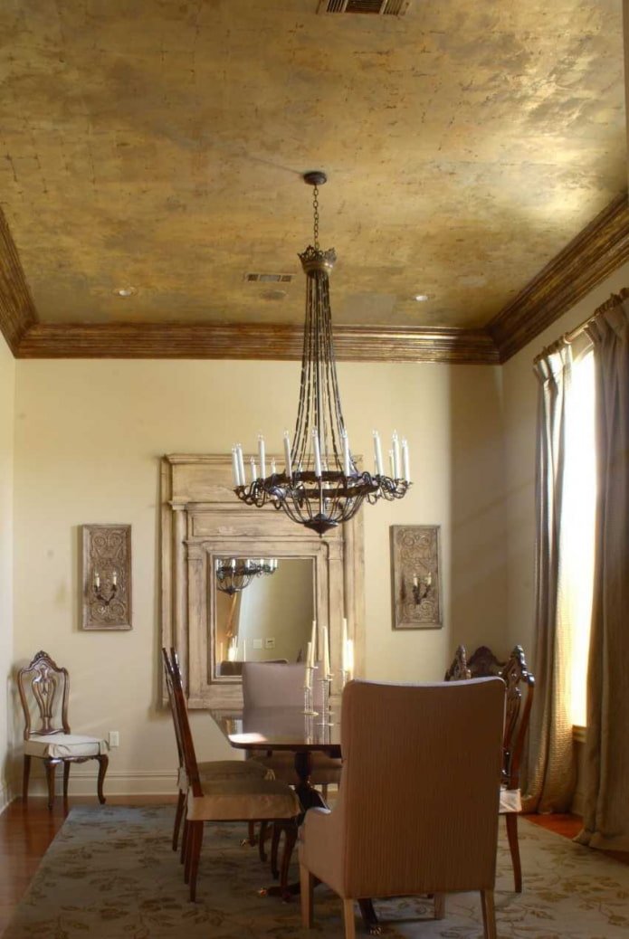 Venetiaans decoratief pleisterwerk op het plafond
