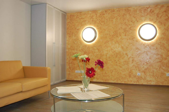 Venetiaans decoratief pleisterwerk onder het zand in het interieur
