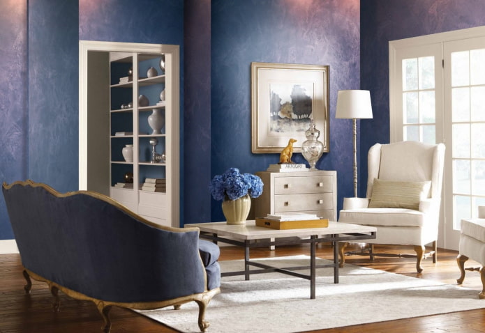 Venetiaanse decoratieve pleister onder zijde in het interieur
