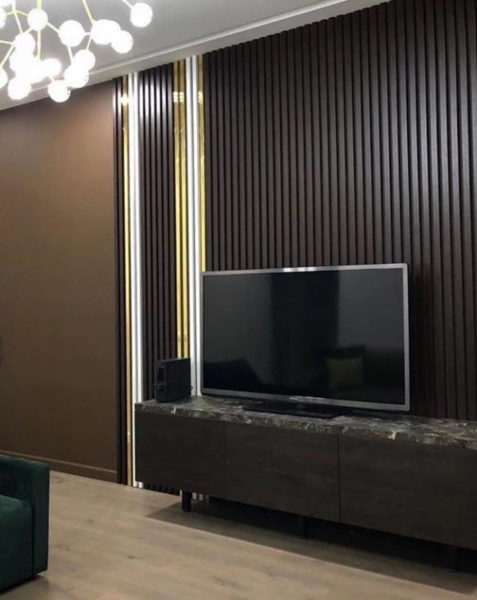 donkere lamellen op de muur