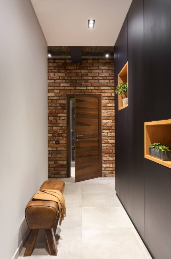 donkere deuren in het interieur