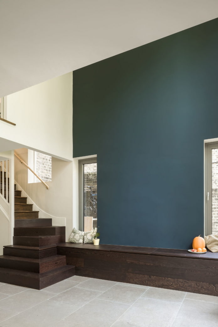 trap van donker hout