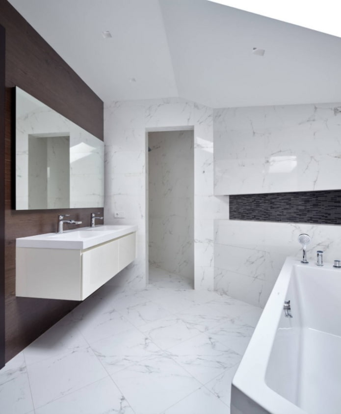 laminaat op de muur in de badkamer