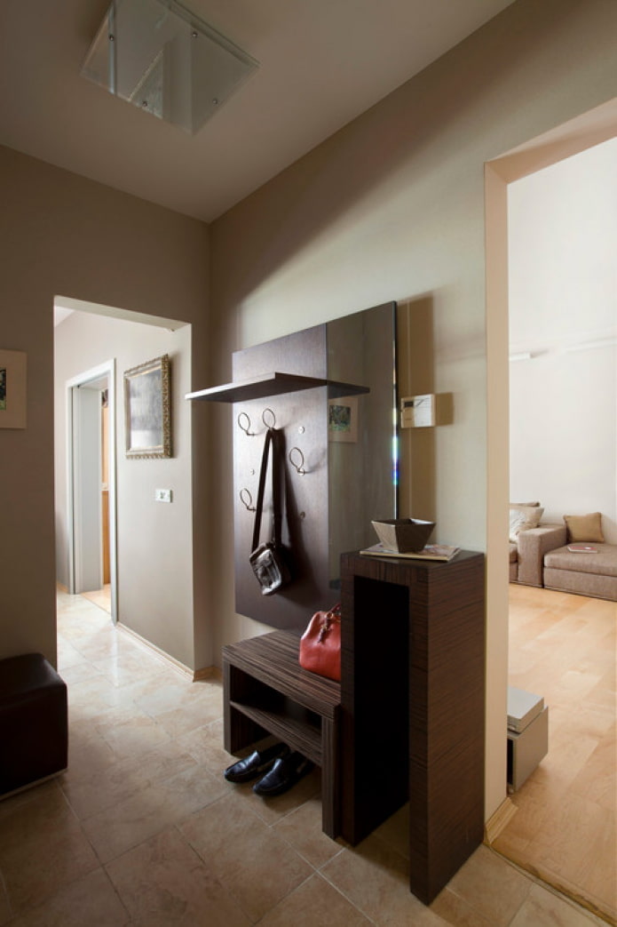 donkere meubels in de gang