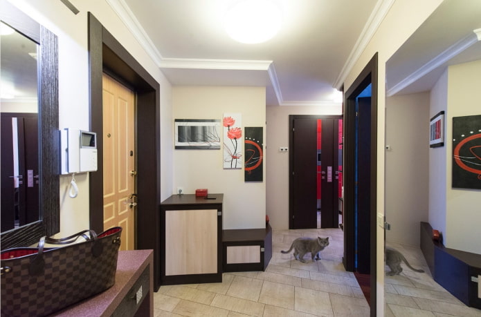 moderne gang met donkere meubels