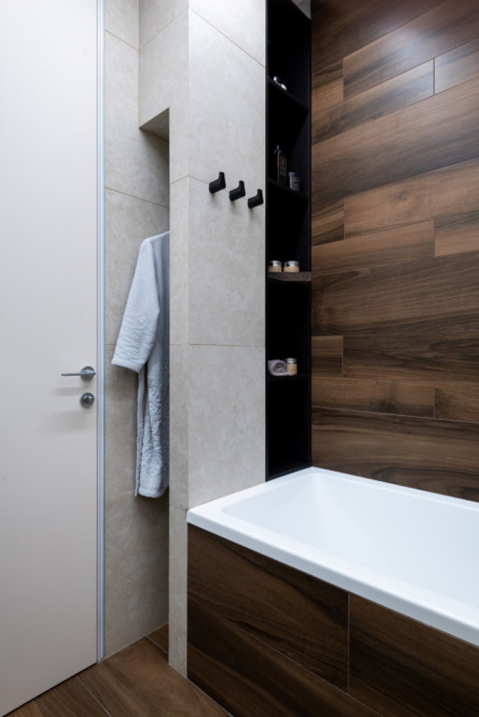 houtachtige wanddecoratie in de badkamer