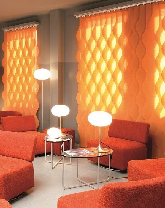 krullende verticale jaloezie?n in het interieur