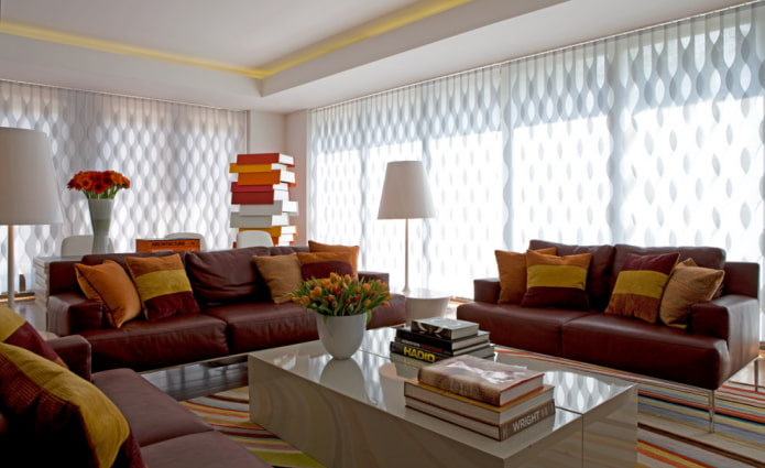 gekrulde verticale lamellen in de woonkamer