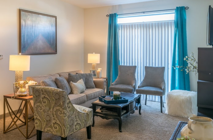 combinatie van verticale lamellen met gordijnen