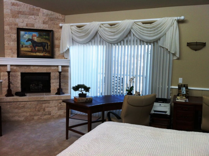 verticale lamellen gecombineerd met een lambrequin