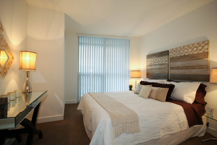 verticale lamellen in het interieur van de slaapkamer