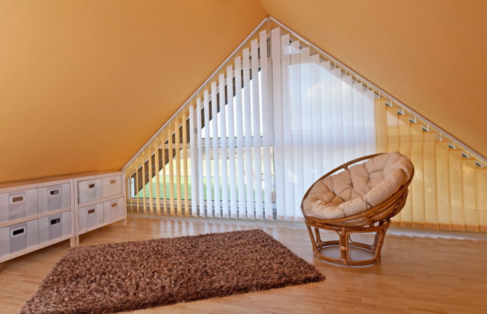 verticale lamellen op een driehoekig raam