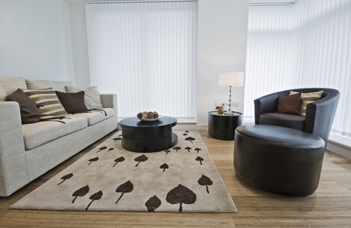 witte verticale lamellen in het interieur