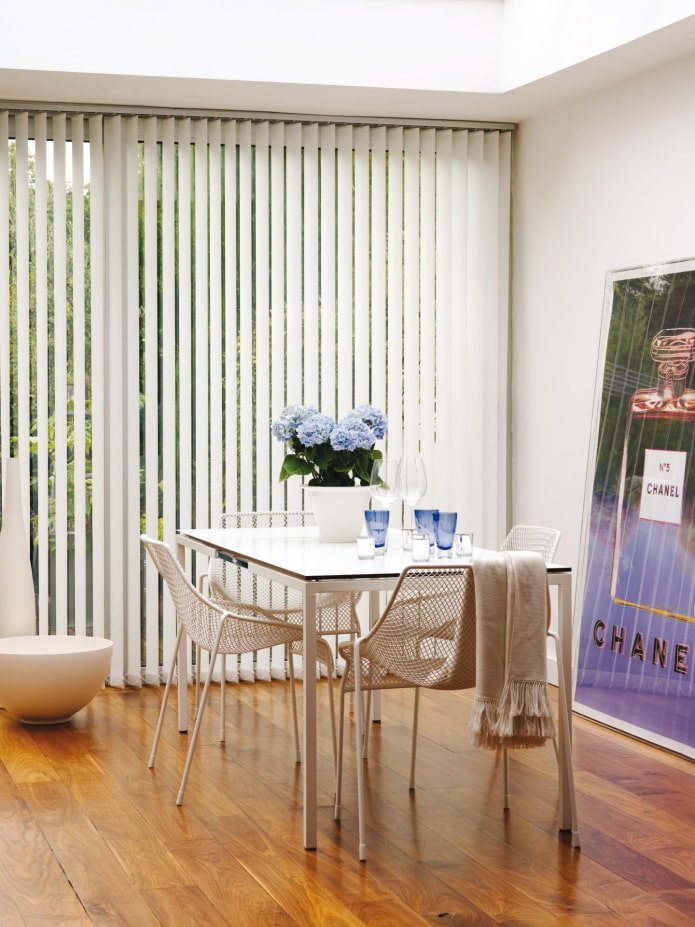 witte verticale lamellen in het interieur