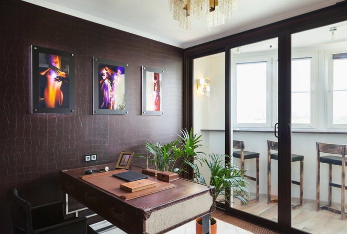 paars stoffen behang in de woonkamer