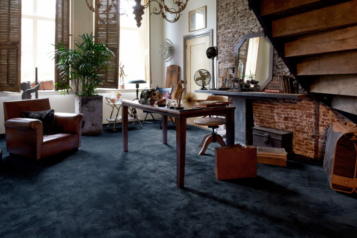 donker tapijt in het interieur