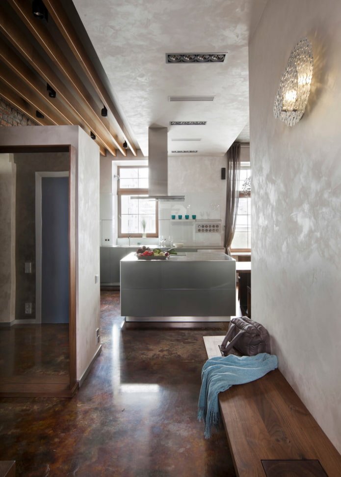 decoratief pleisterwerk op het plafond in het interieur