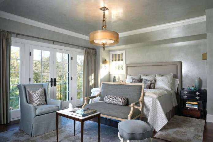 decoratief pleisterwerk op het plafond in de slaapkamer