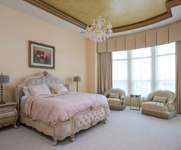 decoratief pleisterwerk op het plafond in de slaapkamer