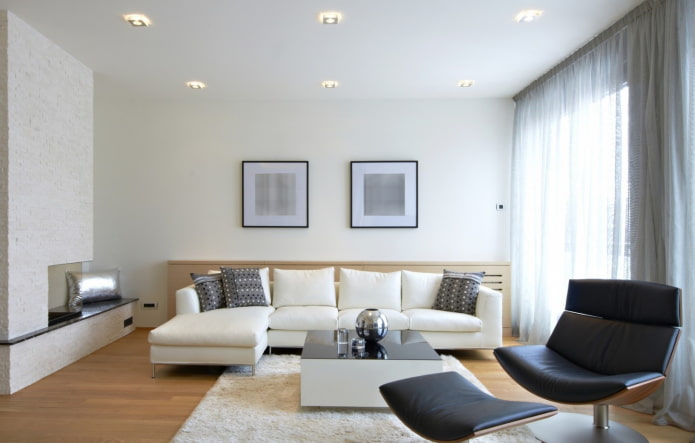 witgekalkt plafond in de woonkamer