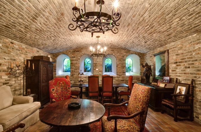 bakstenen plafond in het interieur van de woonkamer