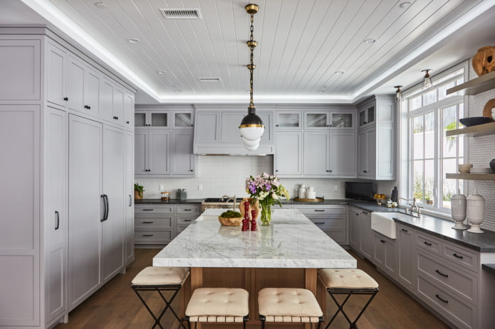 kunststof panelen aan het plafond in de keuken