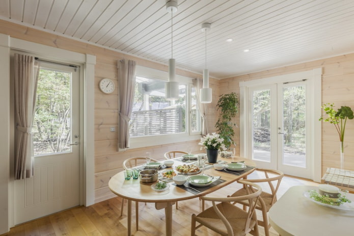 gevelbekleding aan het plafond in het interieur van de eetkamer