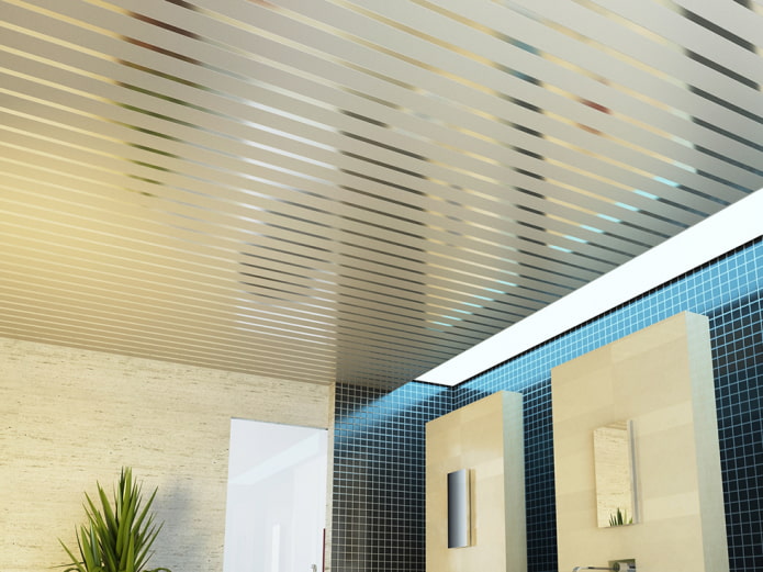 aluminium panelen aan het plafond in het interieur