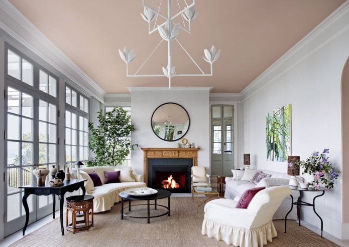 geschilderd plafond in het interieur van de woonkamer