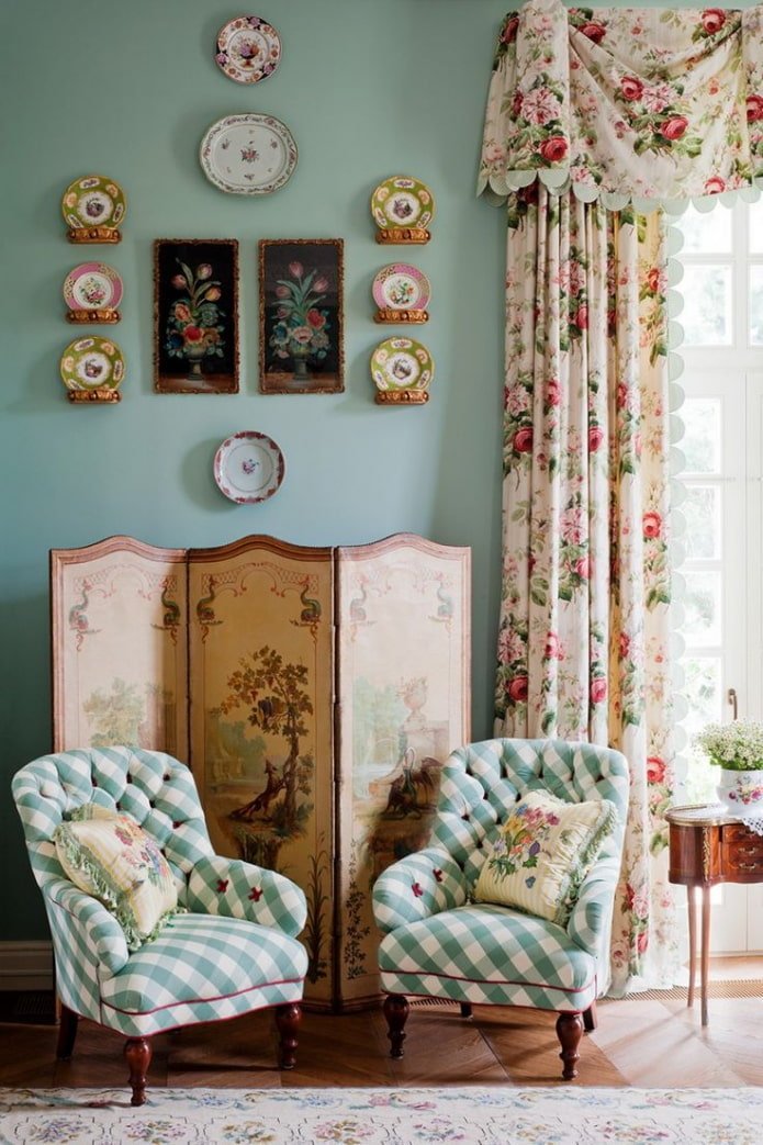 vintage woonkamer met grote ramen