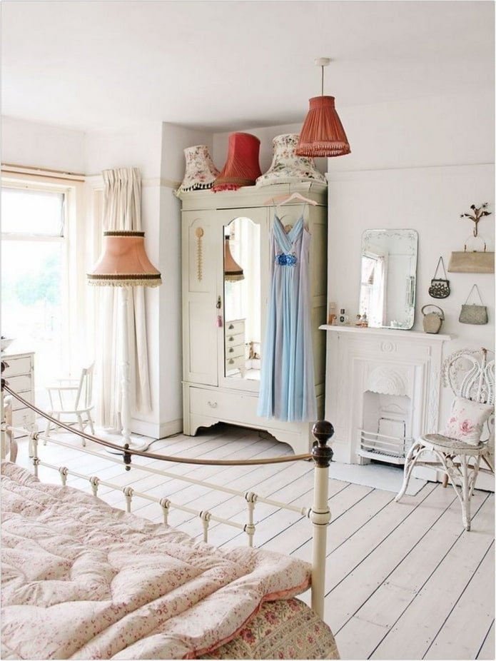 vintage kledingkast in de slaapkamer