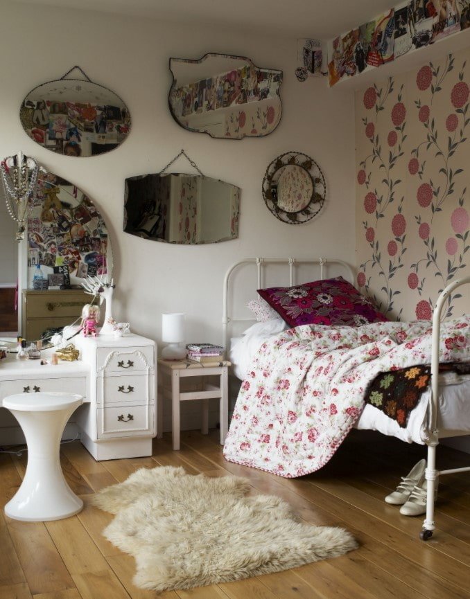 kinderkamer met metalen bed