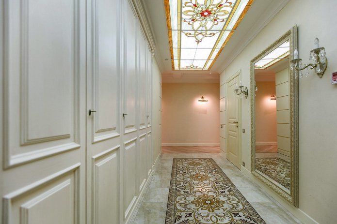glas-in-loodplafond in het interieur van de hal