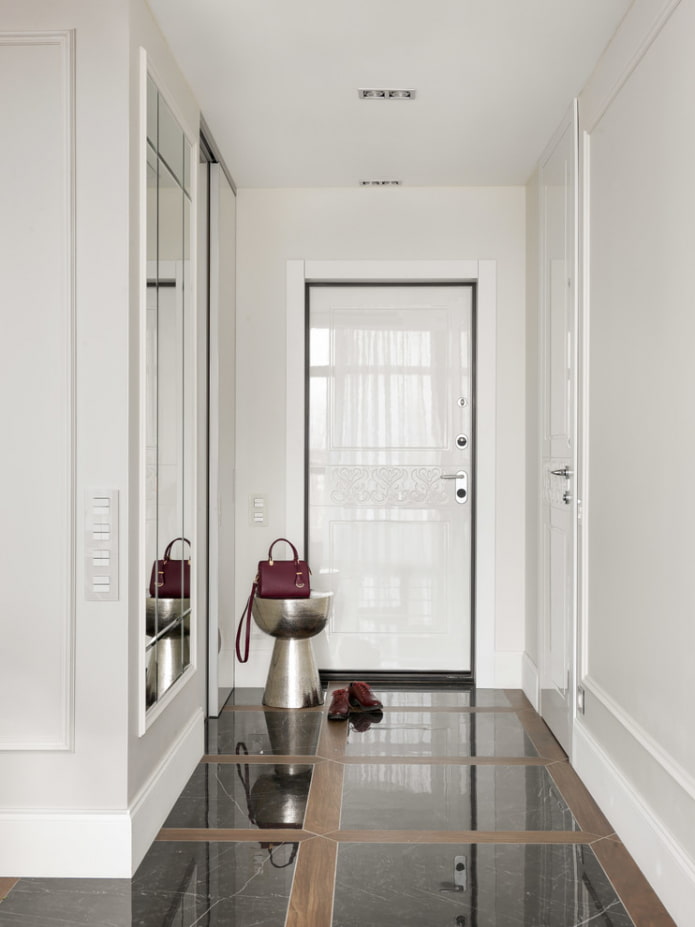 witte entreedeuren in het interieur