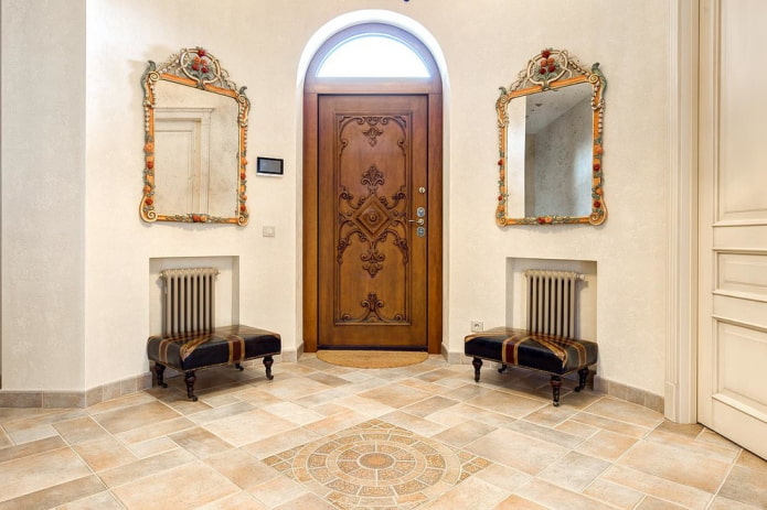 voordeur met gesneden houtsnijwerk in het interieur