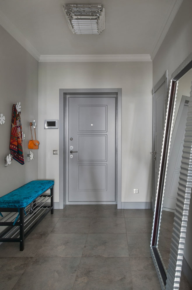 grijze entreedeuren in het interieur