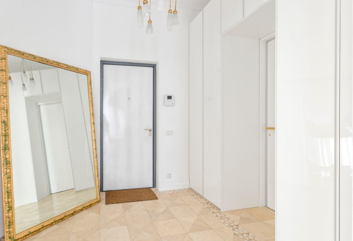 witte entreedeuren in het interieur