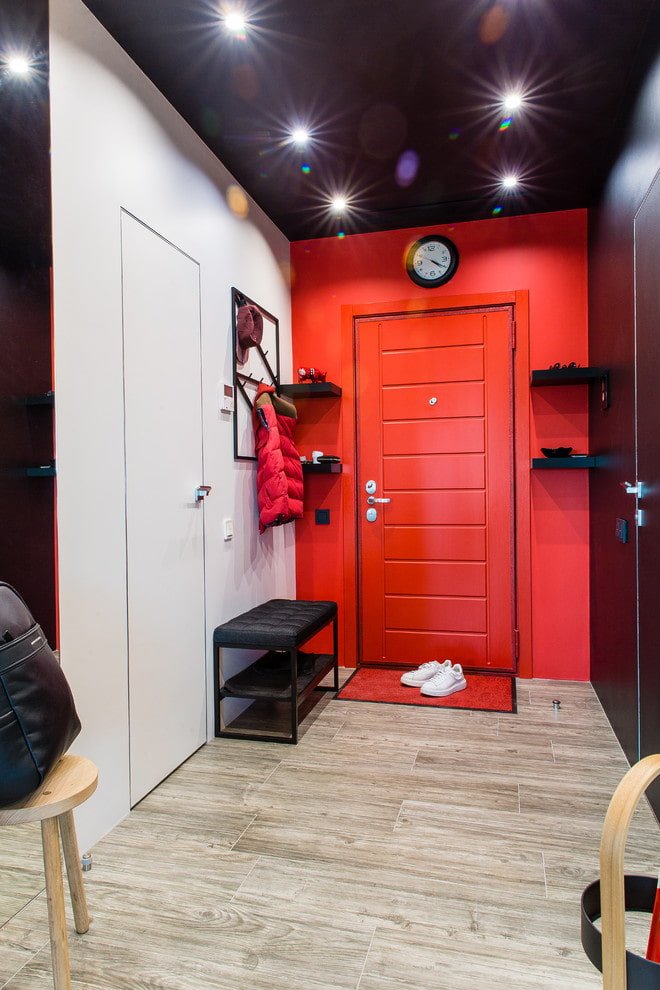 gekleurde toegangsdeuren in het interieur