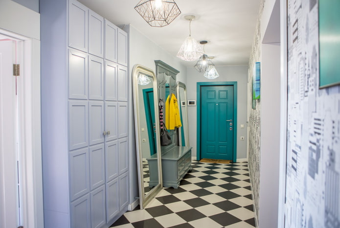 gekleurde toegangsdeuren in het interieur