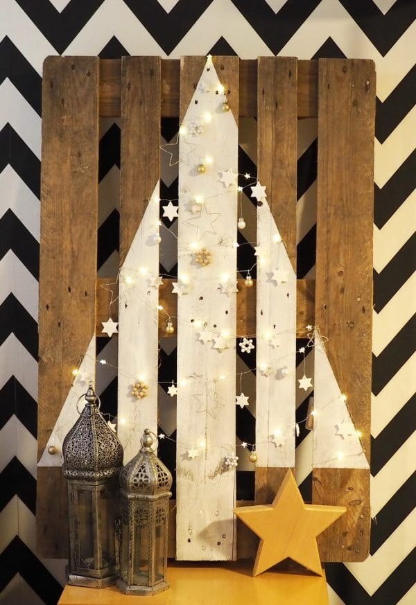 Getekende kerstboom op een pallet