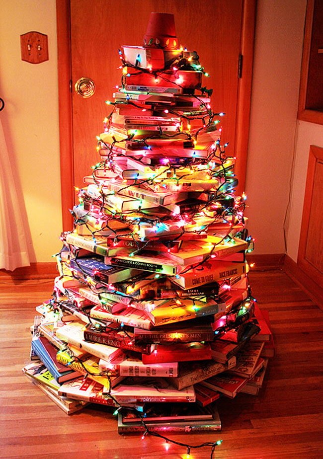 Kerstboom van boeken met slingers