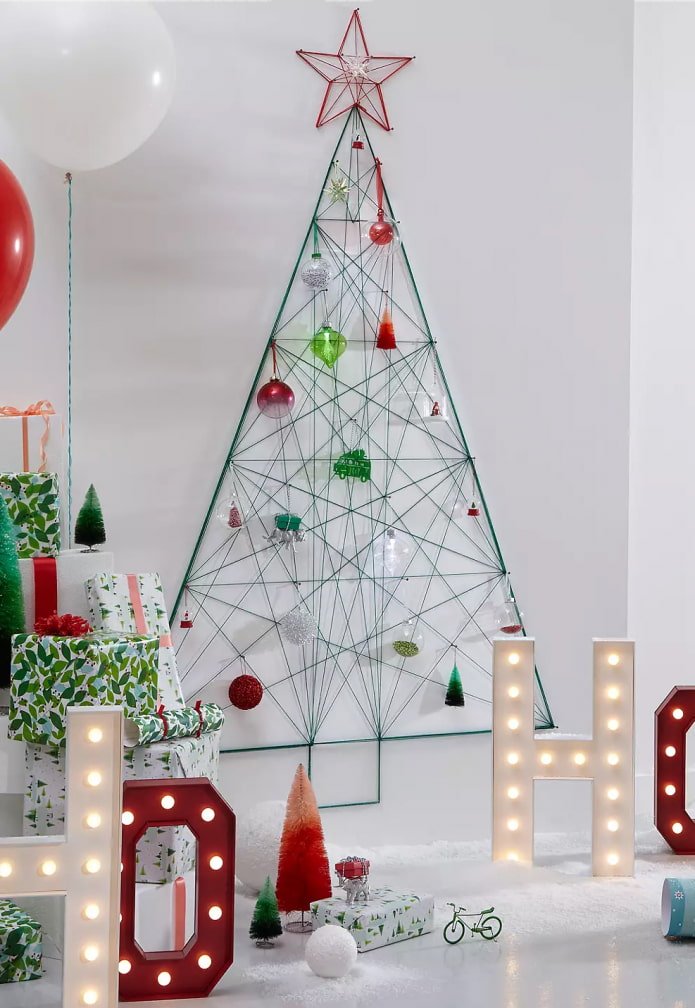 Kerstboom van draad aan de muur