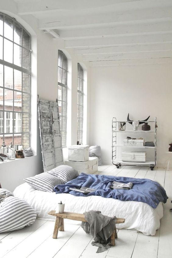 slaapkamer met grote ramen
