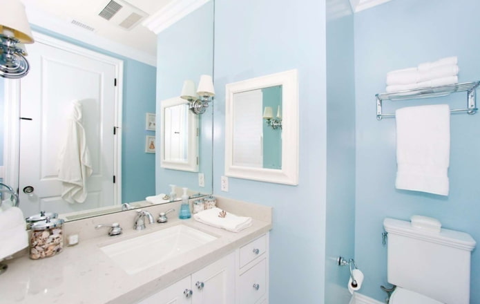 Blauwe verf in de badkamer