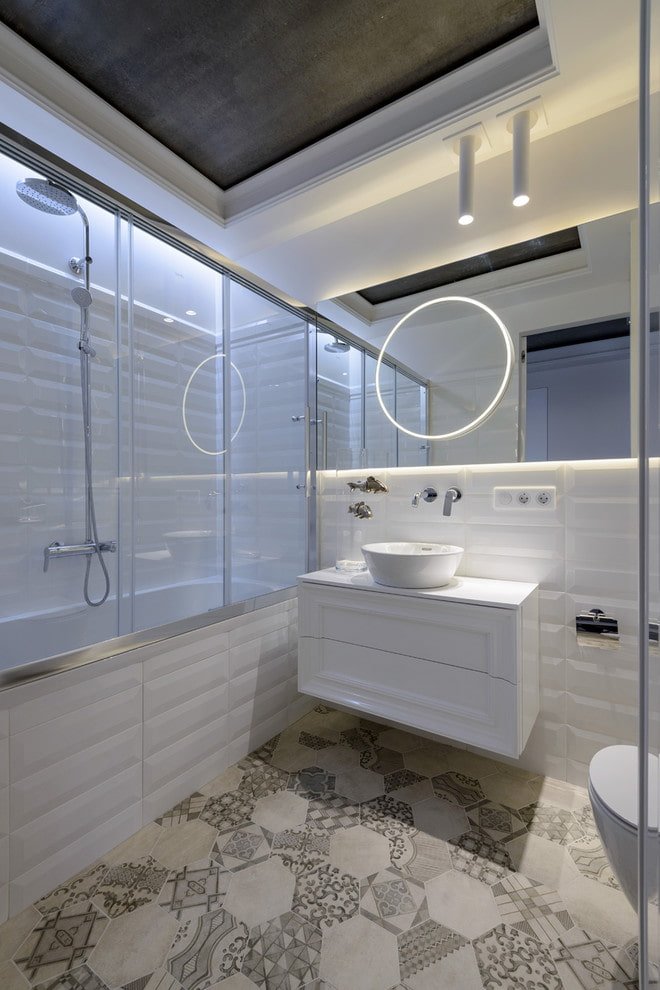 Plafond met twee niveaus in de badkamer