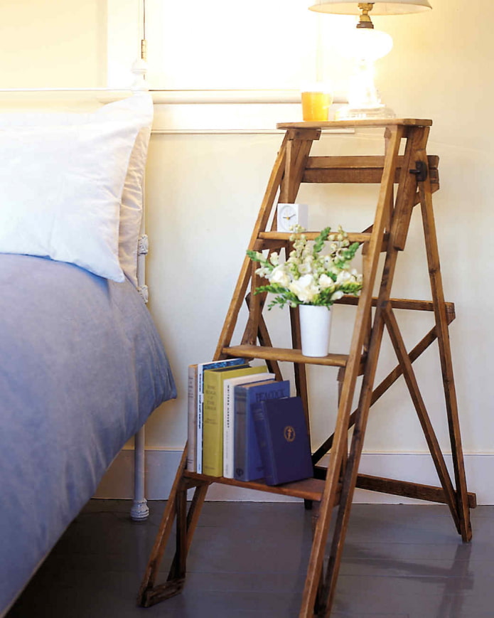 ladder bij het bed