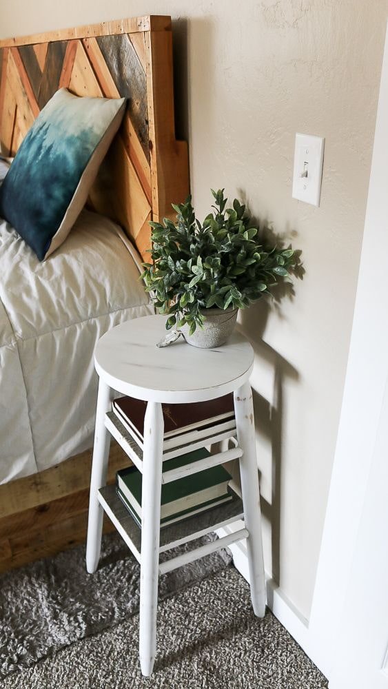 houten stoel bij het bed