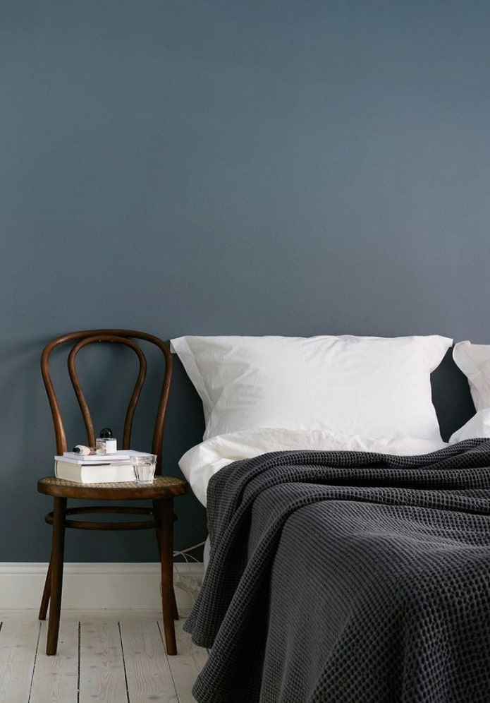 houten stoel bij het bed