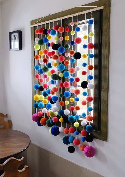 Slinger voor de kinderkamer op het raam