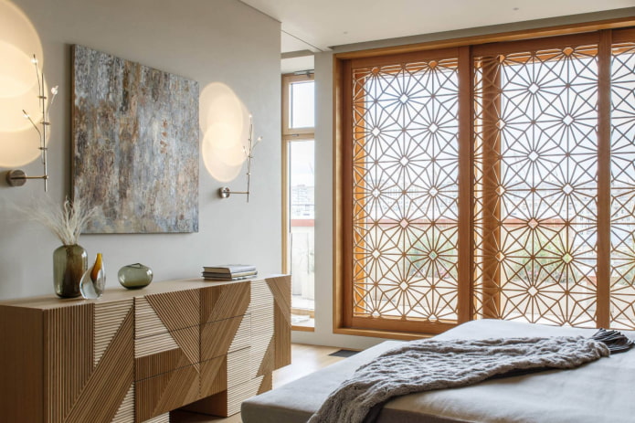 decoratief hor op het raam in de slaapkamer